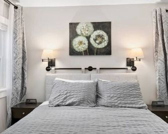 Modern & Cozy on Private Lane, Minutes to Airport - Fletcher - Schlafzimmer