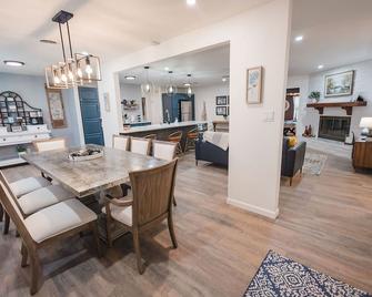 Vista Experience w/King Size Bed & Pet Friendly - Roswell - Dining room