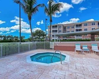 Rise and Shine at Majestic Palms: Gated Community with a Pool - Iona - Piscina