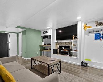 Garden Suite Two Bedroom with Hot Tub Sauna Outdoor kitchen and Game Room - Everett