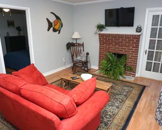 Home Away From Home - Hartsville - Вітальня