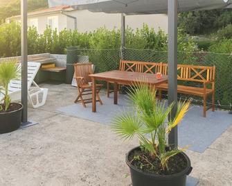 Great Beachfront Apartment in Windsurfing Paradise! - Kučište - Patio