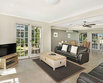 Coral Beach Noosa Resort - Noosa Heads - Living room