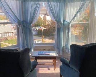 Ah #25 · Ah #25 King Suite W/Jacuzzi/Shower/Fridge/Micro - Wabasha - Living room
