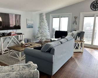 Another Sunset by the Bay: Waterfront - 2-Bedroom - Leamington - Living room