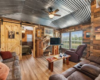 The Desperado Inn is a charming secluded cabin with Mountain Fork River access - Smithville - Living room