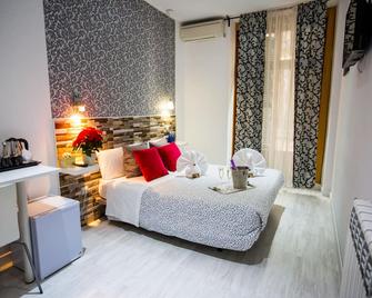 Hostal Adis - Madrid - Bedroom