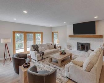 Gorgeous Waterfront Retreat - Pequot Lakes - Sala de estar