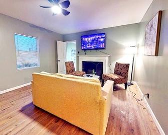 Cozy 3-Bedroom, 2-Bathroom Haven in Tulsa! - Tulsa - Living room