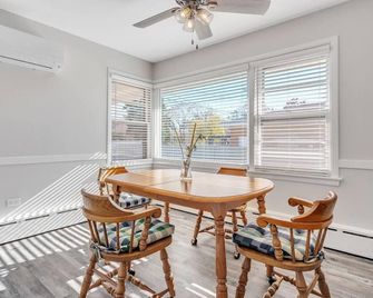 Spacious 2 bedroom home in Niles, Illinois with office, full kitchen and 2 baths - Niles - Dining room