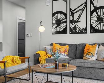 Relax In Style Cozy 1br W Pool, Gym & Free 'p' - Rogers - Living room