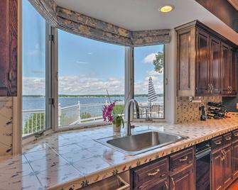 Waterfront Leonardtown Retreat w/ Dock Access! - Leonardtown - Cocina