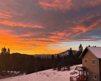 Elevated lost Sierra home with beautiful sunsets, close to lake Davis. - Portola