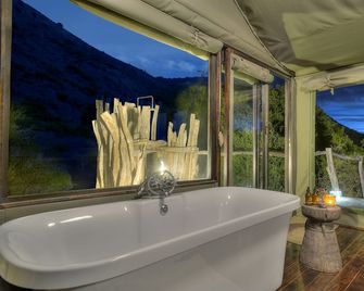 Hillsnek Safari Camp - Amakhala Game Reserve - Paterson - Badkamer