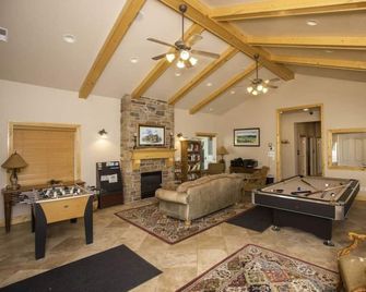 Spring Price Drop! Snowbasin Lakeside Luxury 3bd.Hot tub.Garage. 2300sqft - Huntsville - Living room