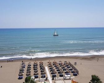 Apartamentos Cristamar Centro y Playa - Estepona - Beach