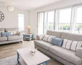 Gorwelion, Family Friendly, Country Holiday Cottage In Trearddur Bay - Holyhead - Living room
