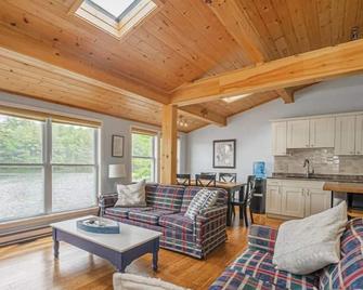 Rustic cottage in the Muskokas! Rare lakeside 4 BR, with dock, wifi + AC - Port Severn - Sala de estar