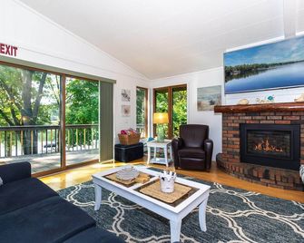 Million Dollar view of Lake Sherwood - Nekoosa - Living room