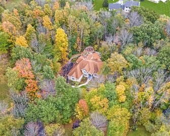 Stunning custom built country home with the ultimate game room! - Plymouth