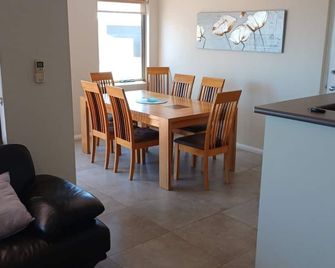 Port Denison Getaway - Dongara - Dining room