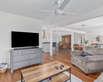 Newly Remodeled Modern Farmhouse on an Acre - League City - Living room