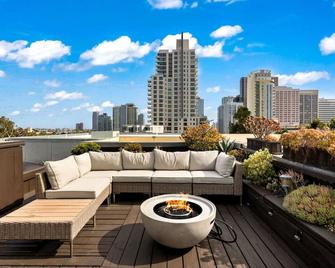 City Lights and Rooftop Nights by Rather Be Properties - سان دييغو - شرفة