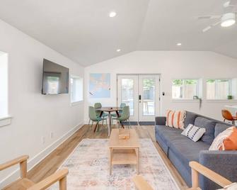 Modern 3 2 two Kings hot tub Fire pit 16min to Wine Trail Nearby Pickleball Courts Pools - Blanco - Living room