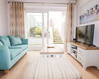 16 Ocean Heights - Newquay - Living room