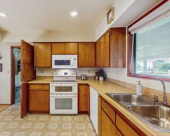 Family friendly home near the ocean with a yard gas grill full kitchen W&D - Reedsport - Cocina