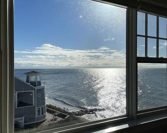 Cape Cod Oceanfront New Penthouse w Ocean View & Private Beach! capeoceanvista - Dennis Port - Patio