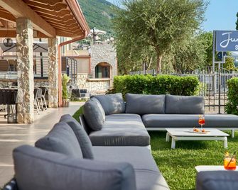 June Stay Lake Garda - Brenzone - Uteplats