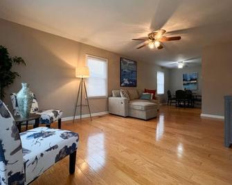318 Perfect for families - Newport News - Living room