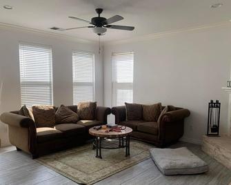 Relax in lush tranquilty - San Marcos - Living room