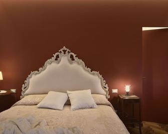 Suite Rosso di Sera with A/C and Private bathroom- Villa le Facezie B&B - Terranuova Bracciolini - Bedroom