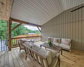 Blairsville Tiny Home with Covered Furnished Deck! - Blairsville - Balcony