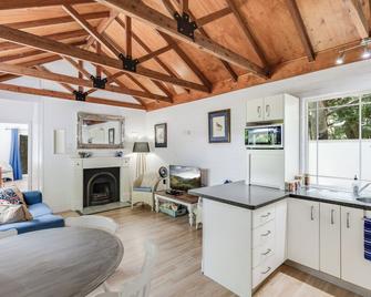 Homewood Cottages - Toowoomba - Living room