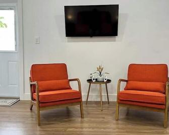 Cozy and Centric Apartment - Cape Coral - Living room