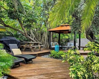 Honeymoon Palm Suite near Higgs Beach - Key West - Patio