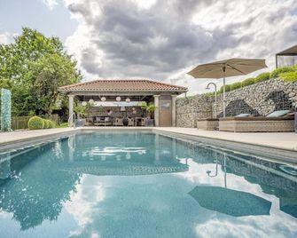 Lavendelwohnung mit kuschliger Wohnküche - Neualbenreuth - Pool