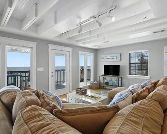 Beautiful Waterfront Home with Amazing Views from the Spacious Deck near Kemah Boardwalk in Seabrook, Texas - El Lago - Living room