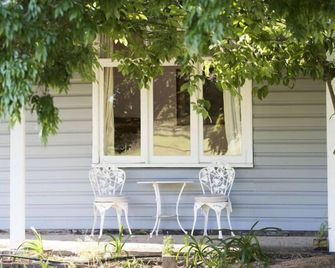 Camphill Cottage - rustic charm and comfort - Ilford - Patio