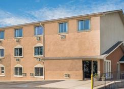 Super 8 by Wyndham Columbus - Columbus - Gebouw