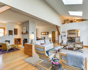 Chic Addison Home with Fire Pit on 8 Private Acres! - Milbridge - Sala de estar