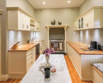 Ambrosia Holiday Home - Tanunda - Kitchen