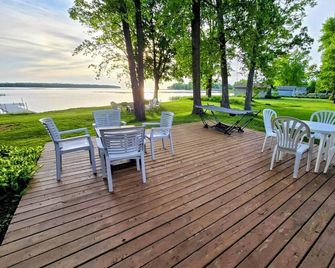 Sunset Harbor Retreat,3 bed, 2 bath w/ private launch and dock in charming Isle - Isle - Patio