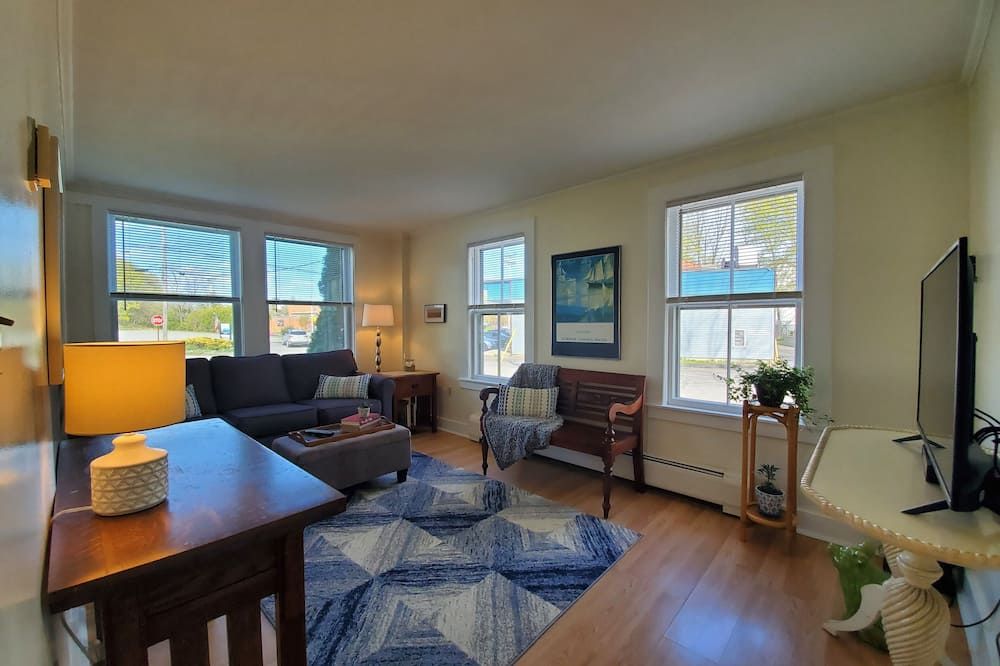 Sunrise Suite, near Rockland Harbor, walk to DT - Rockland - Obývací pokoj
