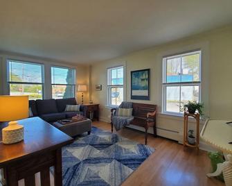 Sunrise Suite, near Rockland Harbor, walk to DT - Rockland - Living room