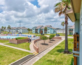 Shared Pool, Hot Tub, Close to the Ferry, Golf Cart Access - Port Aransas - Pool