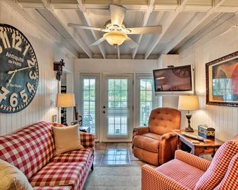 Lake Marion Apt with Canoe in Altamonte Springs! - Altamonte Springs - Living room